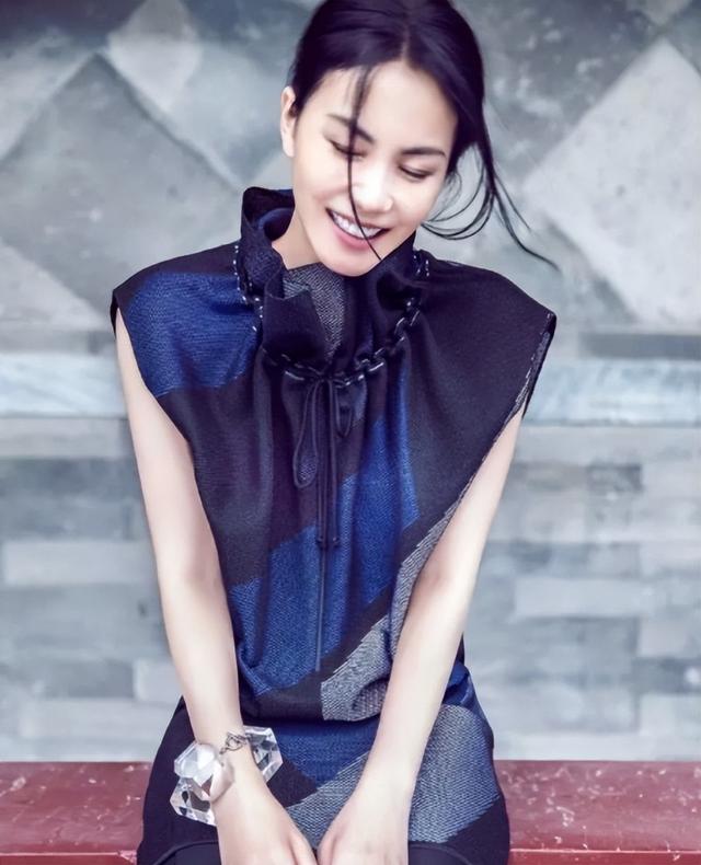 官方发文，高调官宣56岁王菲喜讯，让谢霆锋和整个娱乐圈沉默了