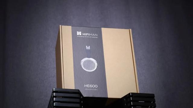 HIFIMAN HE600这款新品平板耳机，它会让我想起这么一位演员……