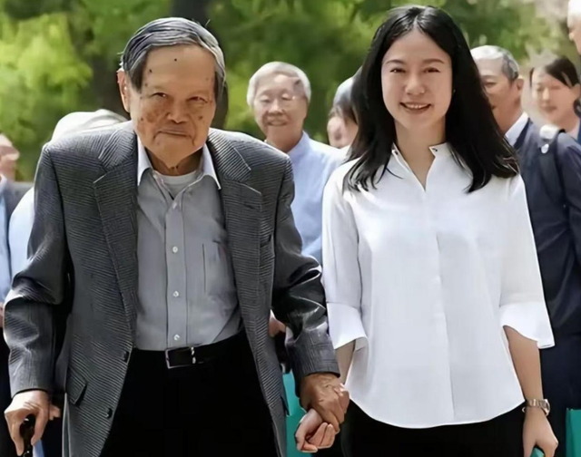 令人反感！杨振宁老先生去世7天后，恶心的一幕在互联网就上演了