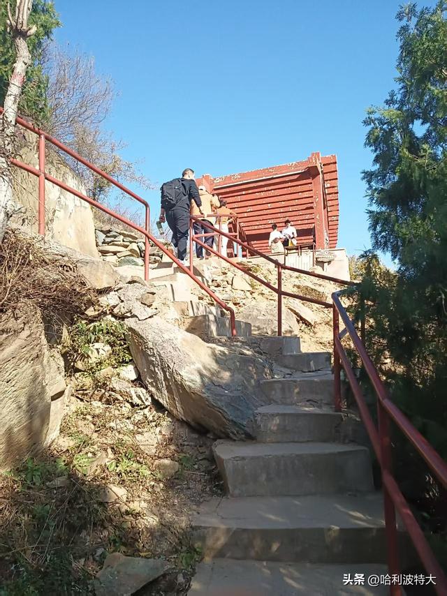 怒征西山公园，立在539.8米的顶峰