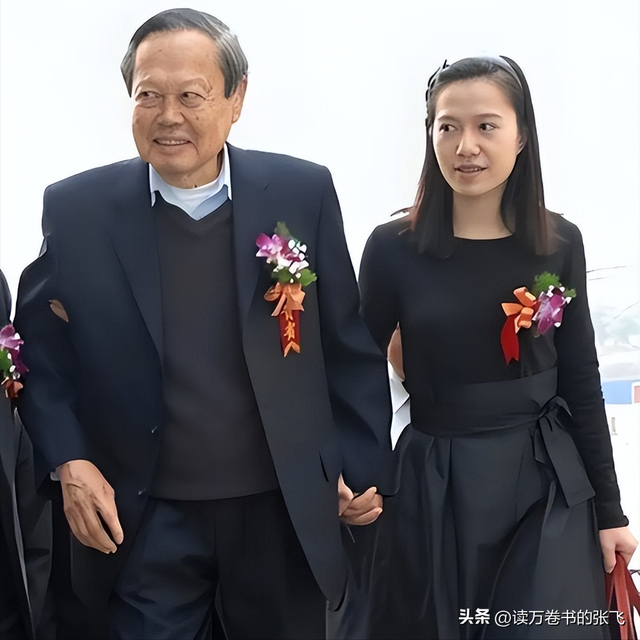 杨振宁走后1个月, 翁帆搬离别墅, 带走34箱东西, 那是她全部的财产