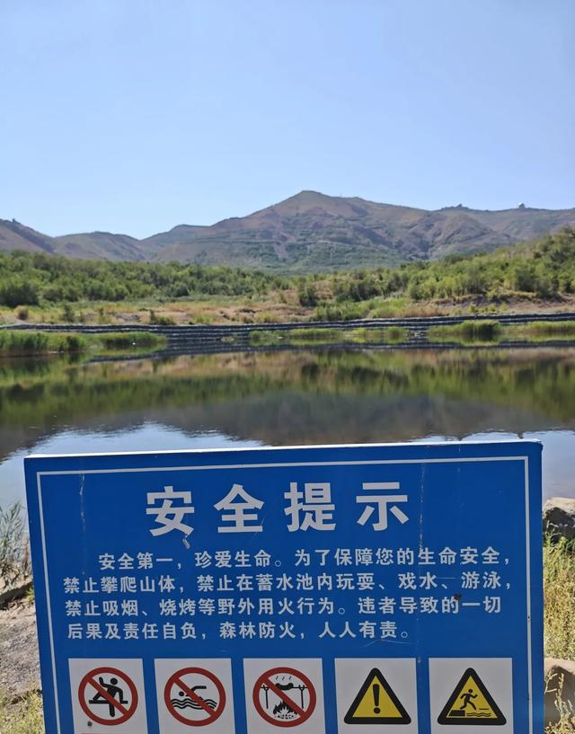 乌市雅山西边有个三号蓄水池，沿着登山步道过去，那里悠然见雅山