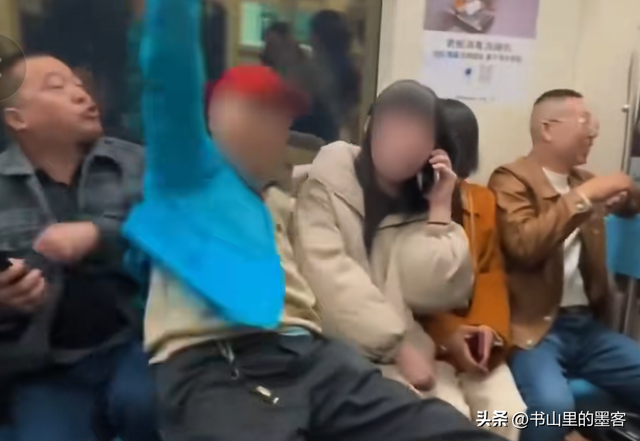 地铁老人强坐女生腿后续：公开耍流氓，知情人爆身份，真不简单