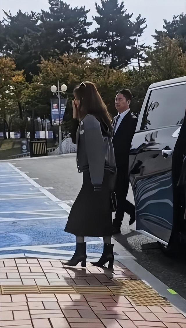 章泽天陪刘强东迪拜过圣诞	，疑住3万一晚酒店，打扮精致却穿脏鞋