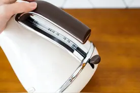 电热水壶每年换一个还是不好用？多亏内行人提醒，原来一直用错了图片