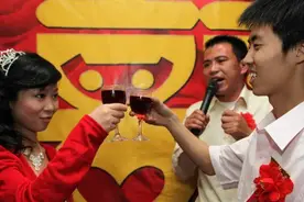 改口费陋习，儿媳妇要求八万八改口费，婆婆一句话让她后悔一辈子图片