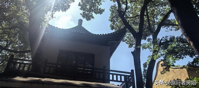 苏州大焦山不高的山峰却走出惊险之感，拍出了大片之作