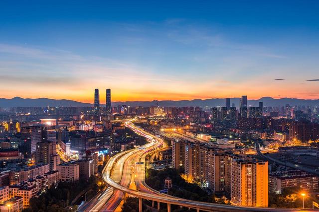 云南唯一的“特大城市”，面积比北京、成都大，人口超过800万