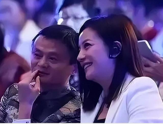拔出萝卜带出泥！49岁赵薇近况再曝，事业婚姻双失败，丑闻太恶劣