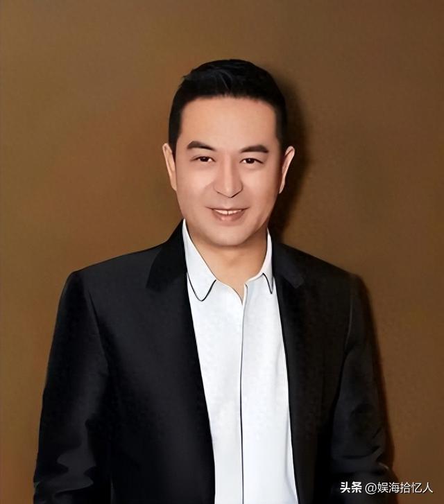钱再多有什么用，55岁张嘉译现状曝光，病情严重到连走路都站不直