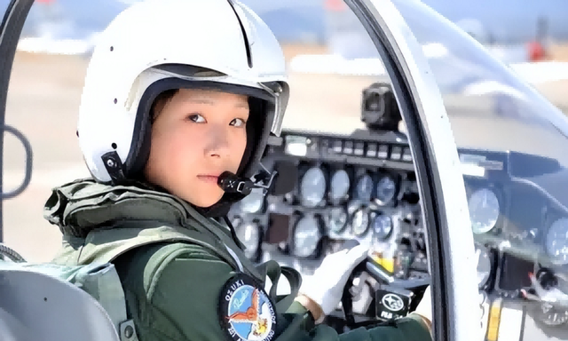 阅兵女机长身份曝光！私生活被扒牺牲太大，老公不简单，央视点名