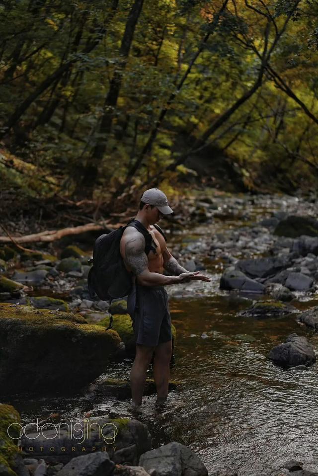 身高187的健身肌肉男网红，野外写真秀身材颜值，简直绝绝子