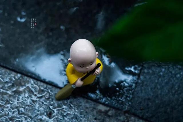 发现一个奇怪现象：越是独来独往、没有朋友、不合群的人，人品往往越没问题，慢慢你就知道了