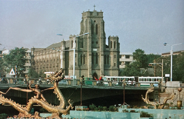 这里是1988年的天津，蜿蜒的海河横穿市区