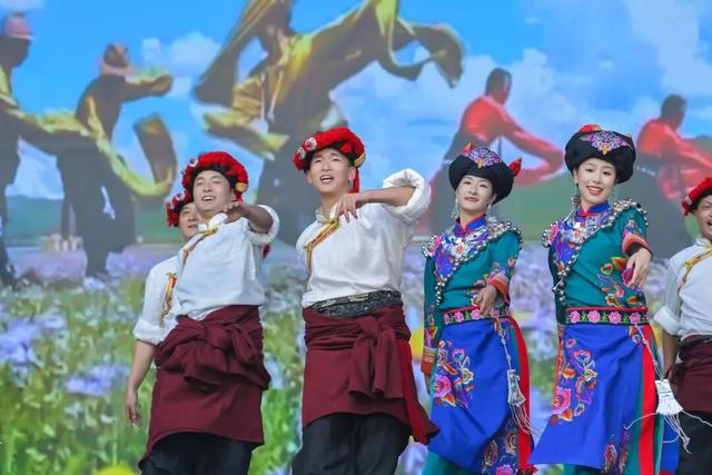 山海相约共赏秋色，“阿坝黄河大草原之夜”点亮上海，再谱沪阿新篇！