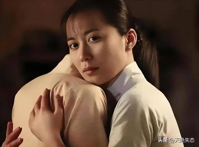 至今未婚未育，身边却有男人陪了近 20 年！54岁的她才是人间清醒