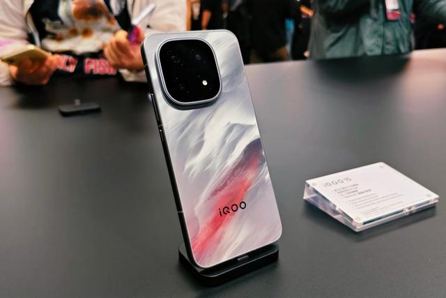 倒反天罡！iQOO15来了，定价4199元起，拍照直接对标vivo旗舰？