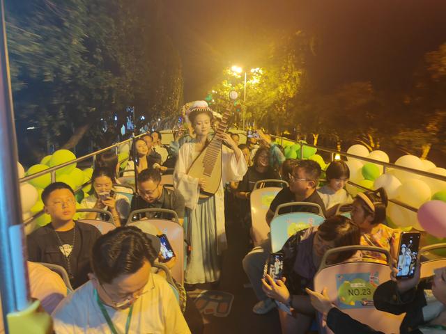 看得更高更远：乐山双层观光巴士启行，打开国际旅游城市新视野