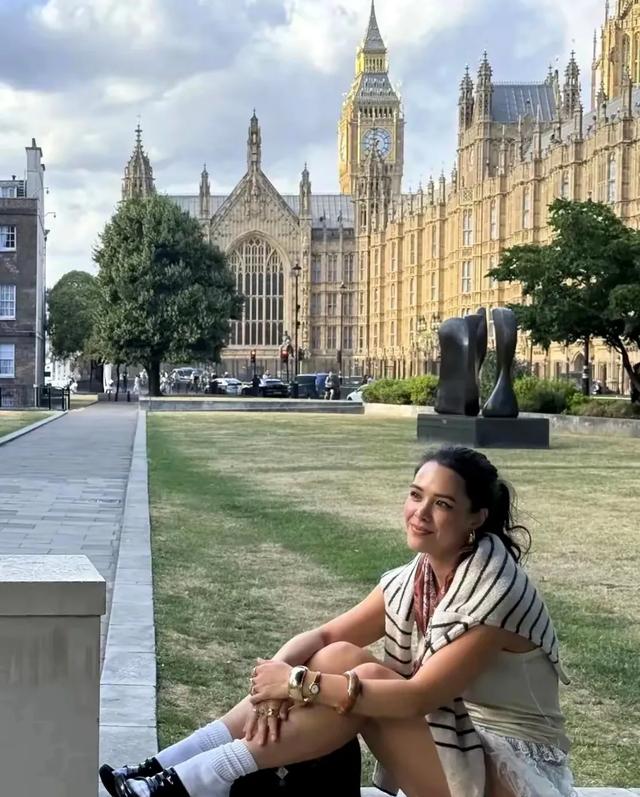 钟丽缇大女儿张敏钧伦敦游，身姿丰腴似母，美照吸睛倾国倾城啊！