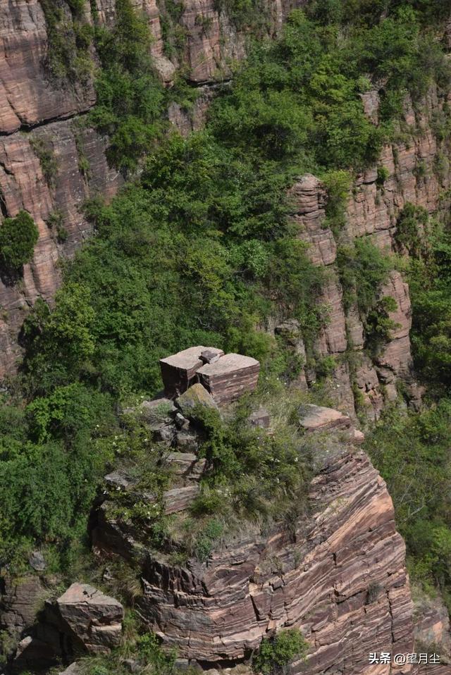 《太行山徒步记：从西走到南》免费的挂壁公路，悠悠然的崖边行走