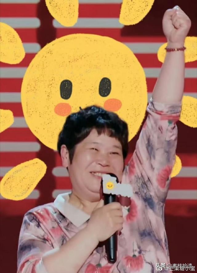 房主任搂着杨幂给女儿录视频，杨幂爽快答应，她激动的要抱杨幂