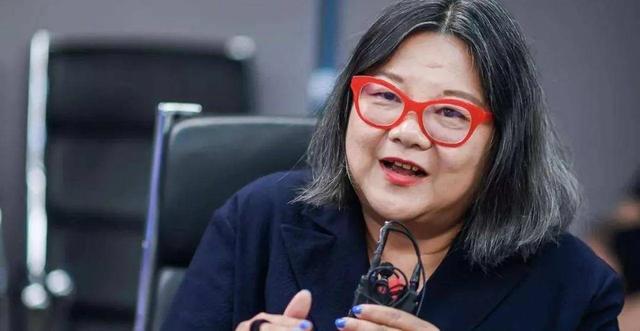 陈凯歌前妻洪晃京郊院子曝光，百平空地长草，网友：哪像名门小院