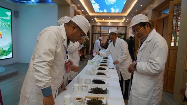 绿春长街古宴：千年哈尼风情破圈，铸就民族团结与文旅发展盛宴