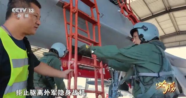 逆风局破局！美机闯领海，歼16桶滚压顶，狼狈逃后特朗普沉默以对