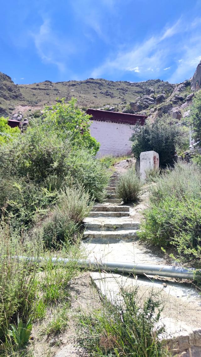 两登拉萨色拉寺后山，上升600米，山顶海拔4200米，经幡飘扬