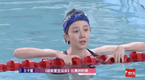 因身材发育过猛，无奈退出国家游泳队，却被三流导演看中捧成顶流