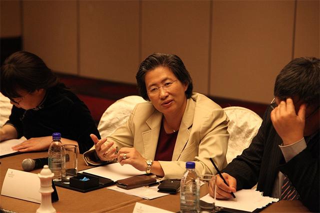 她是美科学院院长，担任美尖端芯片公司CEO，却顶风为中国造芯片