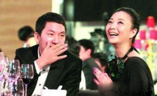 她是“内娱第一尤物”，获奖无数，年过四十依旧美貌，至今未婚