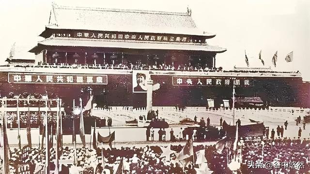 天安门城楼上,为何不悬挂毛主席的照片,反倒要挂毛主席的画像?