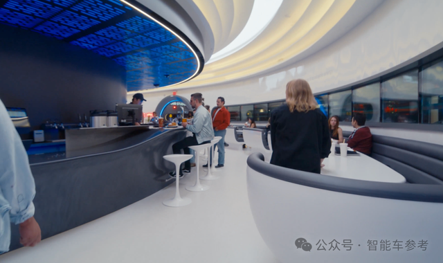 马斯克首家快餐店开业！擎天柱当服务员，生意火爆营收超麦当劳