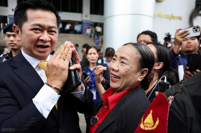 他信突然离境首发声：遭禁飞拦堵，海上盘旋两小时命运突变！承诺归期引轰动