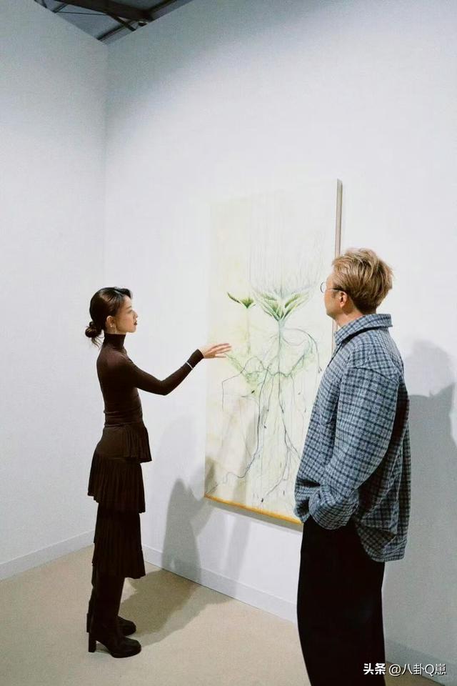 婚变传闻仅5天，刘强东"坦白"没自信，章泽天状态好到和男星看展