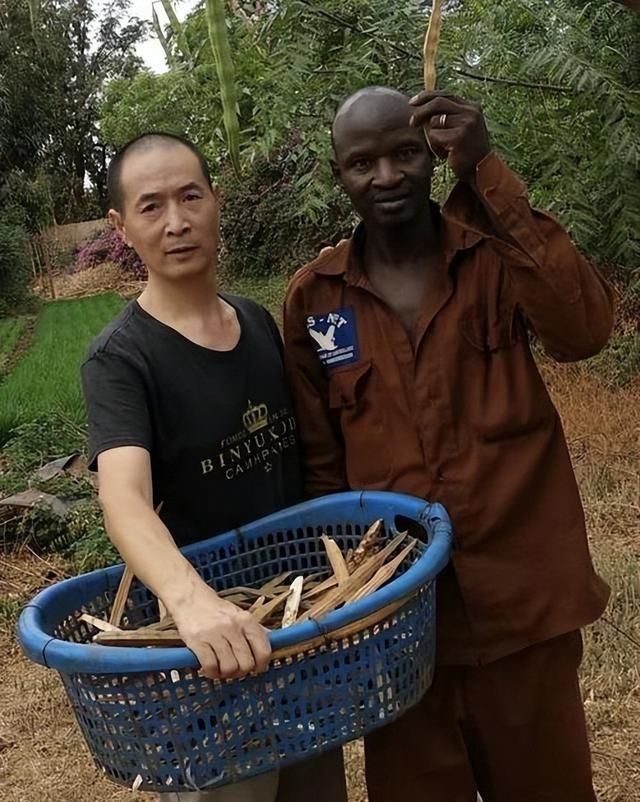 河南小伙在非洲14年，这里一夫多妻，男人只用玩，女人干活地位低