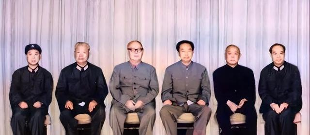 华国锋夫人韩芝俊有多美？1961年在长沙的全家福，30岁她端庄贤惠