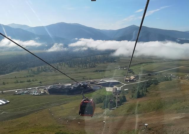 登上新疆云霄峰，一览四国景！