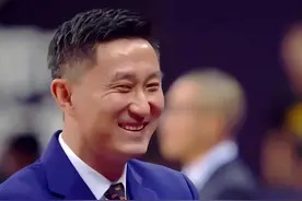 恭喜！易建联喜提豪车，车企老总亲自陪同，现场试驾，引球迷围观图片
