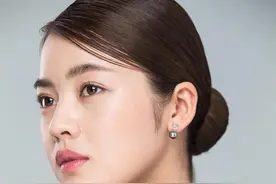 女人在你面前，有这些“小动作”，一般就是喜欢上你了图片