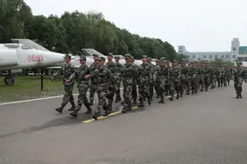 大家有没有感觉今年当兵很难了呢？连新兵欢送仪式都非常隆重图片