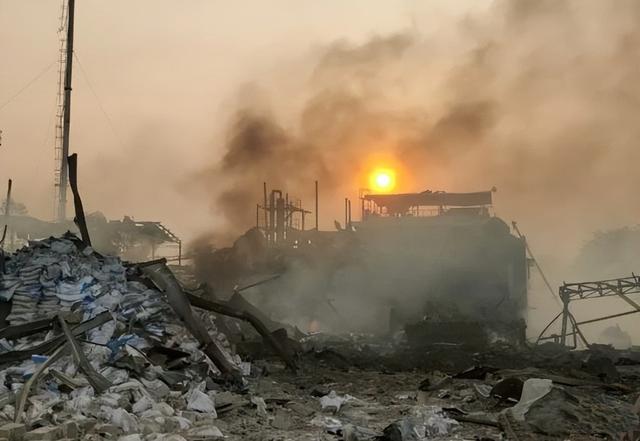 100枚导弹从天而降，美军发起斩首行动，特朗普下令，俄英法失声