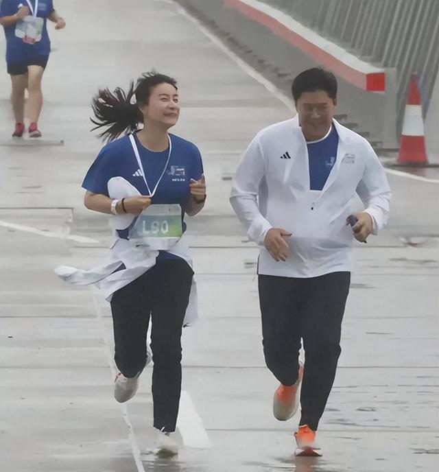 全网恭喜！45岁霍启刚又升职了，级别很高，妻子郭晶晶立了大功