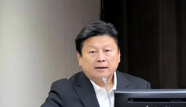 登机赴陆前，郑丽文参加统派大会，岛内爆逃兵潮，傅崐萁身份变了