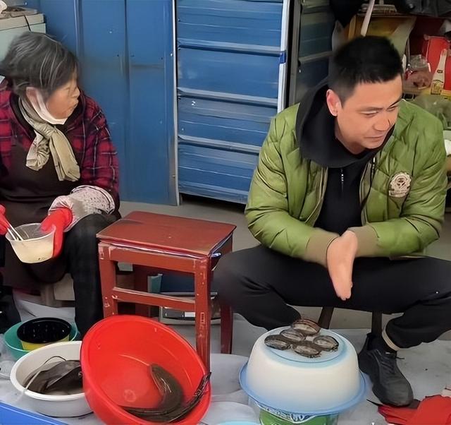 演员李飞接不到戏	，"落魄"到陪母亲摆摊卖鱼，背后的真相太现实