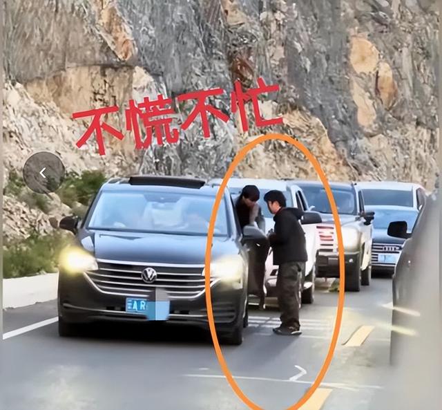 云A太嚣张！故意停车别车造成公路堵塞，后车想超车还被开窗辱骂