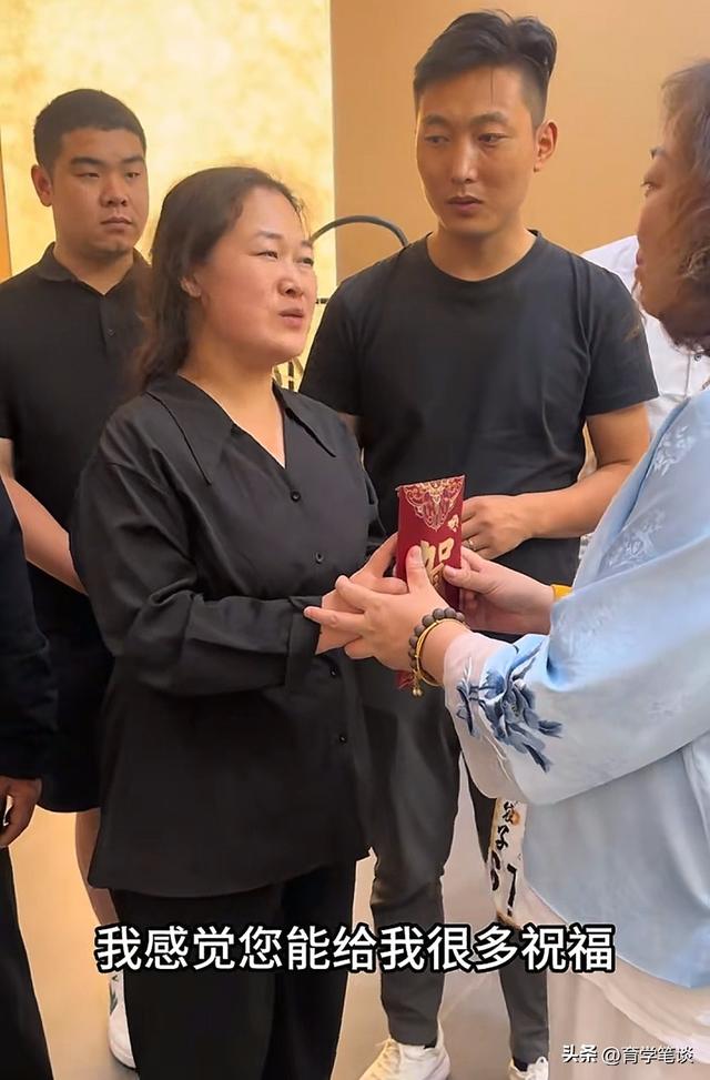 风扇网红结婚仅一天，火速被杨奶奶招募带货，外债或将一次性还清