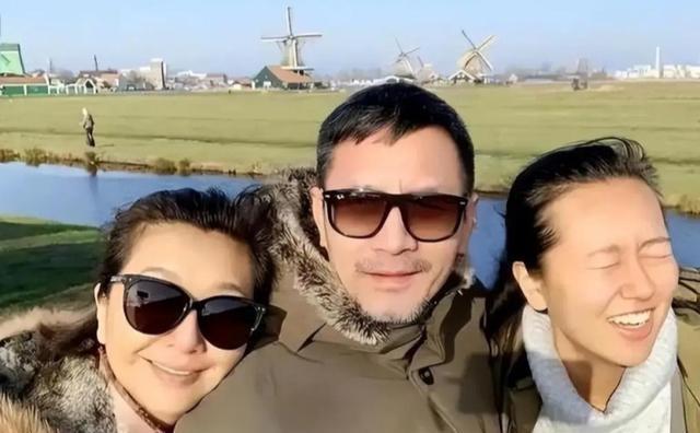 58岁江珊在剧组庆生	，穿黑衣满头白发体重超140斤，皱纹不掩美貌