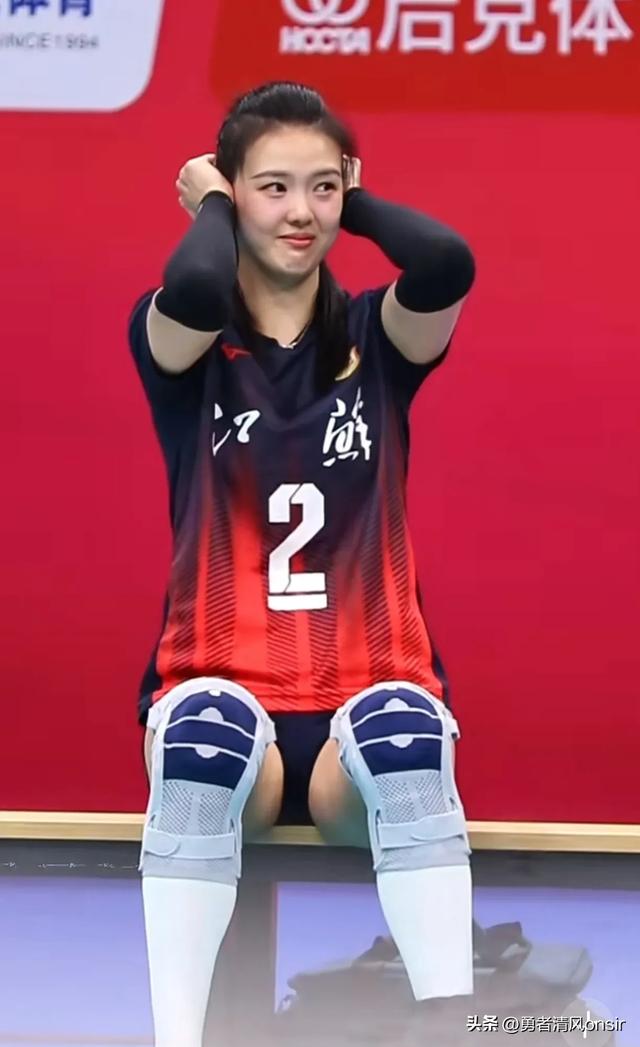张常宁现身女排锦标赛, 耐心给粉丝签名人气超高, 脸又小又精致好美